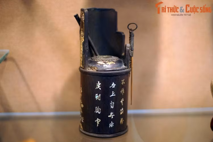 Bình điếu bằng gỗ cẩn xà cừ của Việt Nam, cuối thế kỷ 19 - đầu thế kỷ 20. Sưu tập Dương Hà là bộ sưu tập quy mô lớn, các hiện vật phong phú và đa dạng về chất liệu, loại hình, xuất xứ với niên đại trải dài từ thời tiền sử đến đầu thế kỷ 20.