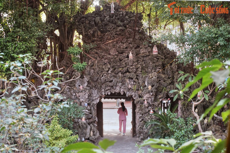 Điểm nhấn kiến trúc của ngôi chùa có từ thế kỷ 18 này là cánh cổng tam quan được xây dựng bằng đá lạ mắt, không giống bất cứ cổng tam quan nào khác ở Hà Nội.