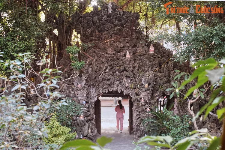 Điểm nhấn kiến trúc của ngôi chùa có từ thế kỷ 18 này là cánh cổng tam quan được xây dựng bằng đá lạ mắt, không giống bất cứ cổng tam quan nào khác ở Hà Nội.