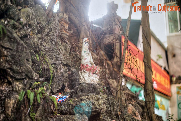 Dưới góc nhìn Phật giáo thì hình dáng như trái núi của cổng tam quan là một ẩn dụ về việc tu trên núi, phương pháp tu đặc trưng của thiền phái Tào Động