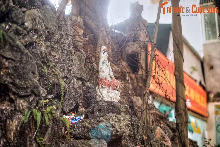 Dưới góc nhìn Phật giáo thì hình dáng như trái núi của cổng tam quan là một ẩn dụ về việc tu trên núi, phương pháp tu đặc trưng của thiền phái Tào Động