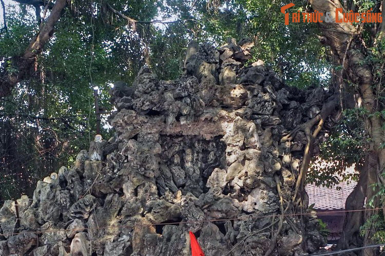 Cánh cổng được làm từ vô số những hòn đá mộc kết dính bằng vôi vữa, có dáng dấp như một núi đá có hang động – là các cửa – chạy xuyên qua .