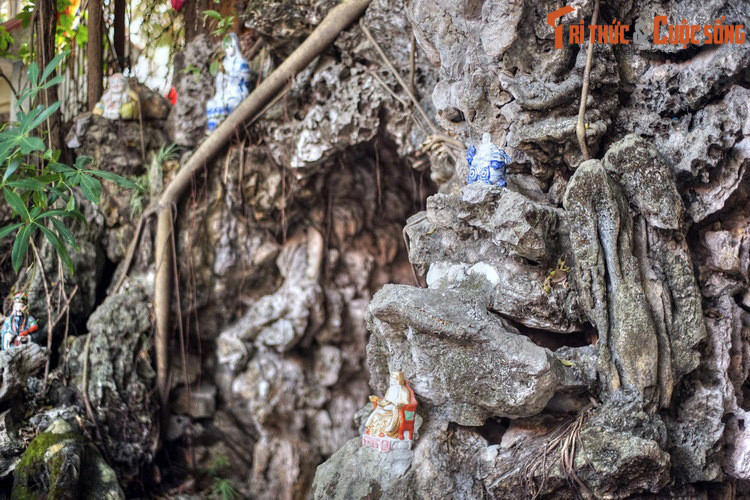 Có ý kiến cho rằng, cánh cổng đá xù xì với một vòm cửa lớn ở giữa tượng trưng cho hình ảnh một con sư tử lớn há miệng chầu về phía vương phủ của chúa Trịnh ở kinh thành Thăng Long xưa.