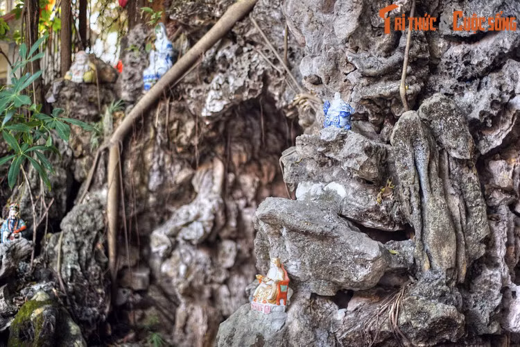 Có ý kiến cho rằng, cánh cổng đá xù xì với một vòm cửa lớn ở giữa tượng trưng cho hình ảnh một con sư tử lớn há miệng chầu về phía vương phủ của chúa Trịnh ở kinh thành Thăng Long xưa.