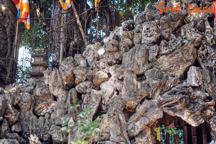 Các nhà kiến trúc đã tạo ra hình ra hình thù đặc biệt cho cánh cổng tam quan này không chỉ vì muốn “độc, lạ”. Phía sau dáng vẻ kỳ lạ của công trình là những ý nghĩa sâu xa.