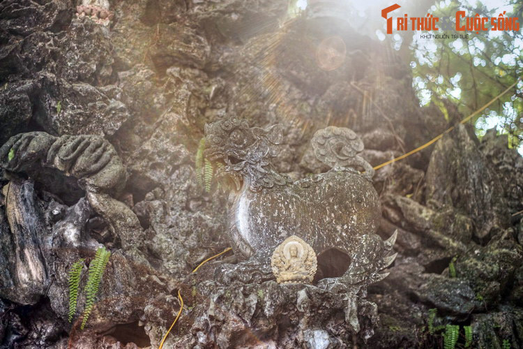 Trên cổng tam quan của chùa Phổ Giác có gắn nhiều hình linh thú, chư phật, thần linh... thể hiện một thế giới quan Phật giáo kết hợp với tín ngưỡng truyền thống của người Việt.