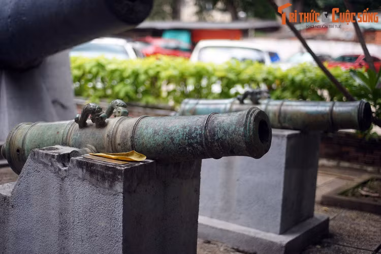 Những khẩu súng này được chế tạo vào năm Đinh Sửu 1817, mang tên là “Hùng uy tướng quân” và “Thắng uy tướng quân”.