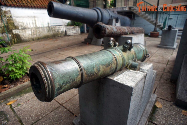 Để phô trương chiến tích của mình, thực dân Pháp xiềng xích các khẩu súng ở bến sông Sài Gòn đầu đường Catina (nay là đường Đồng Khởi), họng súng bị chúi xuống đất.