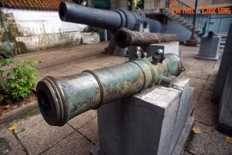 Để phô trương chiến tích của mình, thực dân Pháp xiềng xích các khẩu súng ở bến sông Sài Gòn đầu đường Catina (nay là đường Đồng Khởi), họng súng bị chúi xuống đất.