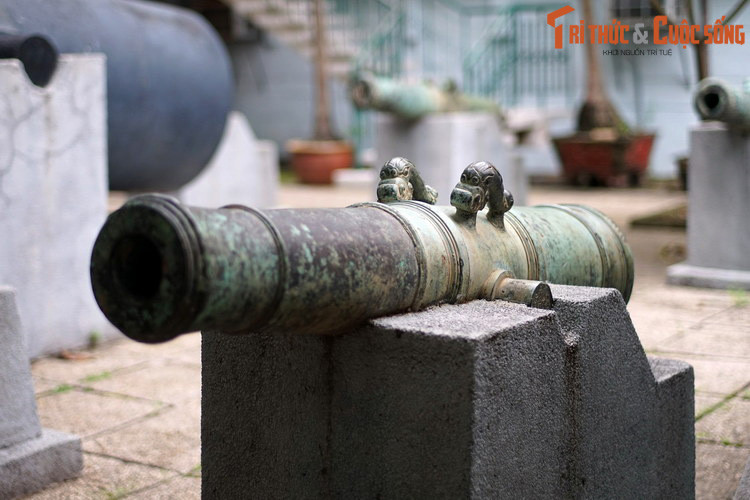 Súng bắn đạn bằng gang với đường kính gần 10 cm. Mỗi viên đạn nặng khoảng 4-5 kg. Tầm bắn xa khoảng 1.000 mét.