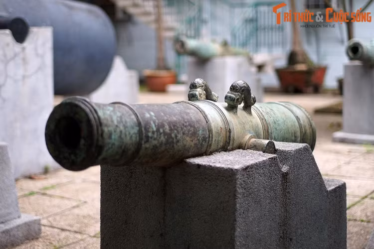 Súng bắn đạn bằng gang với đường kính gần 10 cm. Mỗi viên đạn nặng khoảng 4-5 kg. Tầm bắn xa khoảng 1.000 mét.