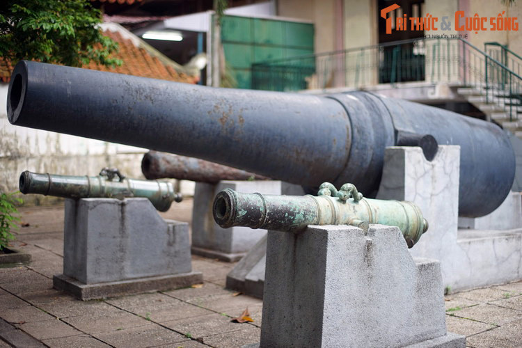 So với súng thần công của Pháp, những khẩu súng của vua Gia Long mang giá trị thẩm mỹ cao hơn nhiều. Nhưng sức mạnh của chúng không thể bì nổi súng phương Tây. Điều này đã được chứng mình trong thực tế.