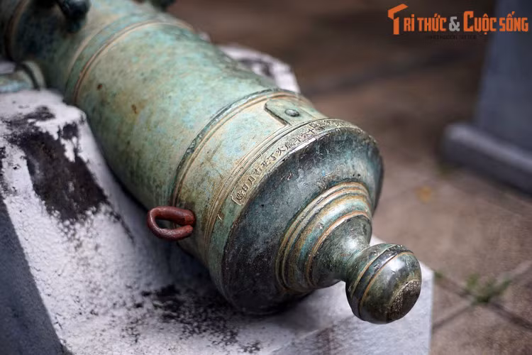 Đạn được đưa vào đầu nòng, điểm hỏa bằng cách đốt lửa vào dây dẫn qua lỗ thông với khối thuốc nổ khối lượng khoảng là 1,34 kg được nén ở dưới đáy nòng súng.