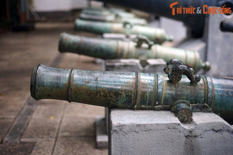 Bảo tàng Lịch sử TP HCM là nơi sở hữu một bộ sưu tập súng thần công cổ quy mô khá lớn. Đáng chú ý, trong bộ sưu tập này có nhiều khẩu súng thần công có từ thời vua Gia Long.