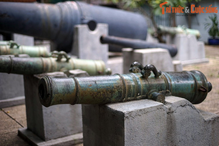 Mặc dù mang những cái tên đầy uy dũng, chúng đã không bảo vệ được tòa thành trước hỏa lực áp đảo của quân Pháp.