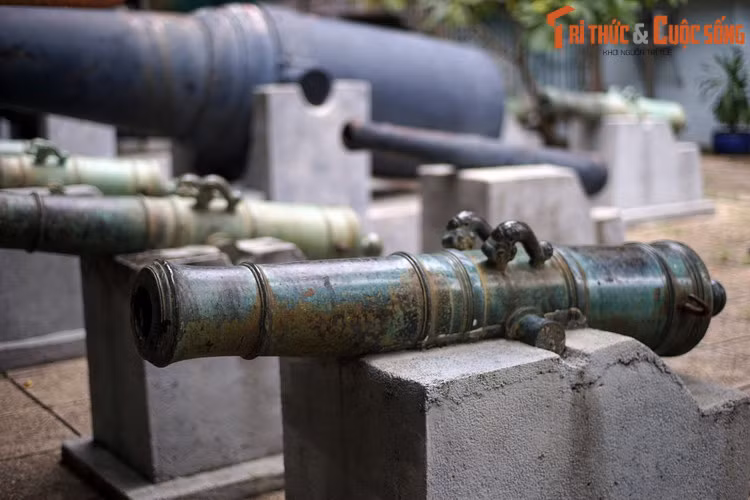 Mặc dù mang những cái tên đầy uy dũng, chúng đã không bảo vệ được tòa thành trước hỏa lực áp đảo của quân Pháp.