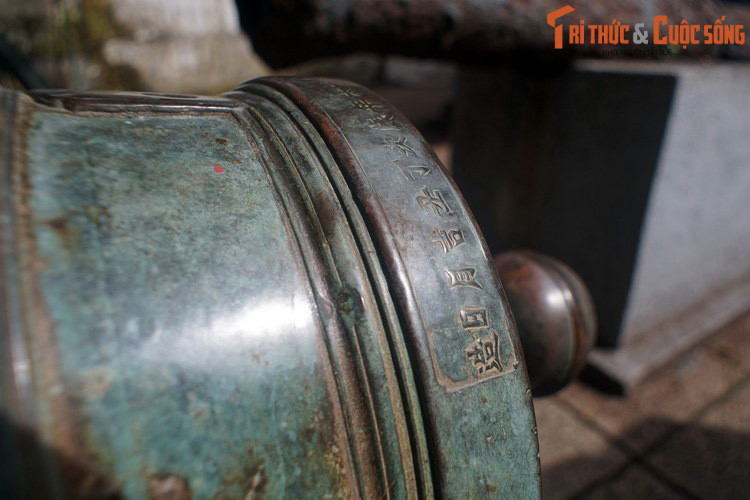 Sau khi chiếm thành Gia Định, quân Pháp “bắt giam” 12 khẩu súng thần công của nhà Nguyễn, gồm 10 khẩu Thắng uy, một khẩu Hùng uy, một khẩu Vũ công.