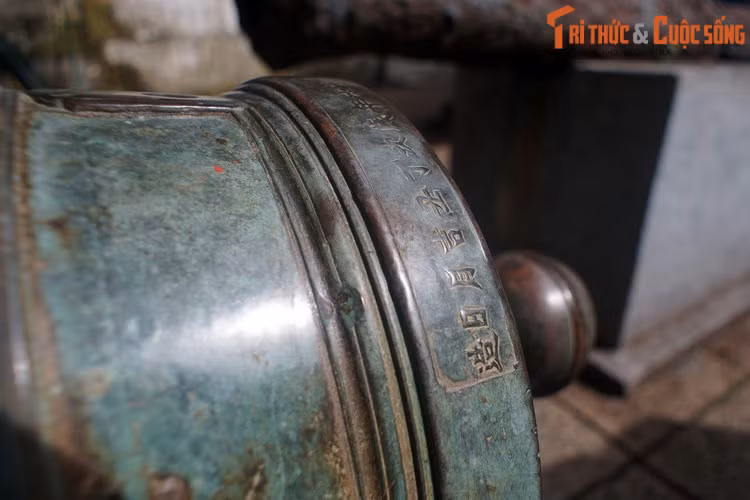 Sau khi chiếm thành Gia Định, quân Pháp “bắt giam” 12 khẩu súng thần công của nhà Nguyễn, gồm 10 khẩu Thắng uy, một khẩu Hùng uy, một khẩu Vũ công.