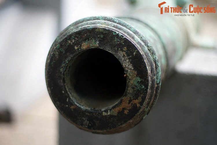 Đường kính nòng súng 20 cm, thành súng dày 5 cm, đường kính họng súng 10 cm. Mặt trong nòng súng trơn láng không có rãnh xoắn.