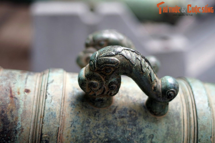 Các khẩu thần công của vua Gia Long được chế tác rất tinh xảo. Thân súng có nhiều gờ nổi tạo nên dáng vẻ thanh thoát. Quai súng cách điệu bằng các họa tiết cung đình.