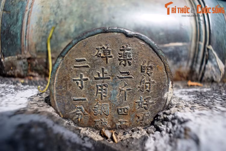 Bản lề của súng được khắc các bản văn chữ Hán.