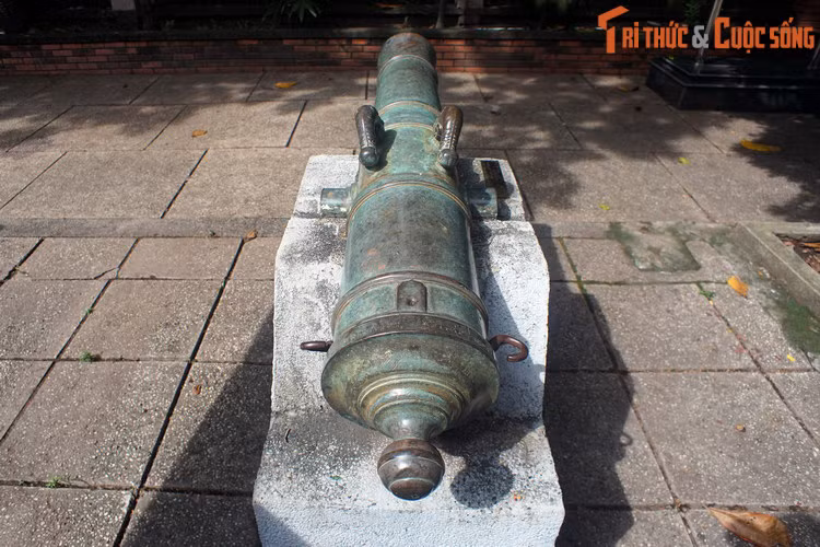 Chúng được đúc bằng đồng, chiều dài nòng súng loại ngắn là 1,35 mét, loại dài là 1,52 mét.