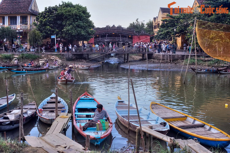 Tên gọi sông Thu Bồn bắt nguồn từ tên gọi của Bà Thu Bồn – một người phụ nữ đã đi vào truyền thuyết, được tôn vinh ở mảnh đất Quảng Nam. Chuyện về Bà Thu Bồn có nhiều dị bản, nhưng đều làm nổi bật chân dung một người phụ nữ đức độ, là biểu tượng của khát vọng đất nước thái bình.