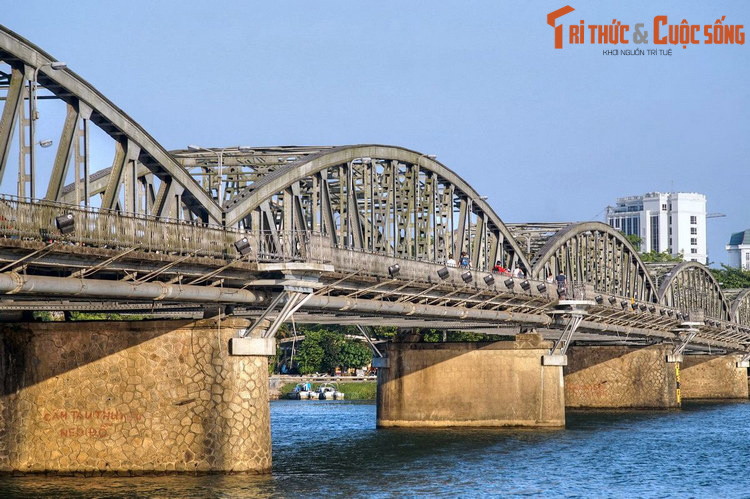 Nhiều công trình lịch sử nổi tiếng của Huế gắn với hình ảnh dòng sông Hương. Đó là chùa Thiên Mụ, cầu Trường Tiền, đình Thương Bạc, Nghênh Lương Đình, điện Hòn Chén... Kinh thành Huế cũng được xây dựa vào địa thế mà dòng sông Hương tạo ra.