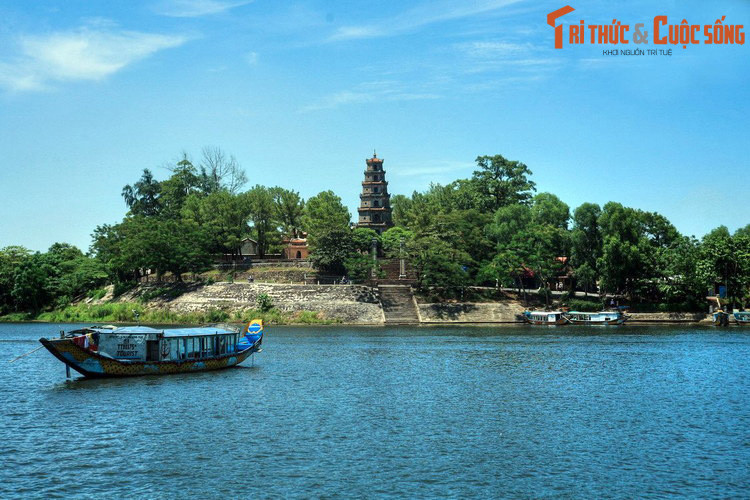 Khi Cố đô Huê trở thành Di sản thế giới, sông Hương ngày càng được nhiều du khách quốc tế biết đến. Các tuyến du lịch gắn với sông Hương đã đóng góp một phần không nhỏ cho sự phát triển của ngành du lịch xứ Huế.