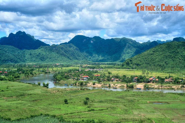 3. Chảy qua những dãy núi đá vôi trùng điệp ở Di sản thiên nhiên Phong Nha – Kẻ Bàng, sông Son còn được gọi là sông Troóc hay sông Tróc, là một trong những dòng sông có cảnh quan ngoạn mục nhất Việt Nam.