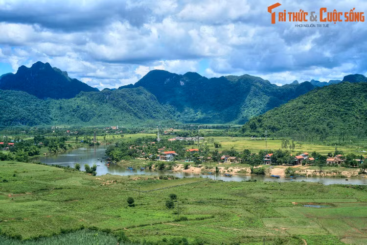 3. Chảy qua những dãy núi đá vôi trùng điệp ở Di sản thiên nhiên Phong Nha – Kẻ Bàng, sông Son còn được gọi là sông Troóc hay sông Tróc, là một trong những dòng sông có cảnh quan ngoạn mục nhất Việt Nam.