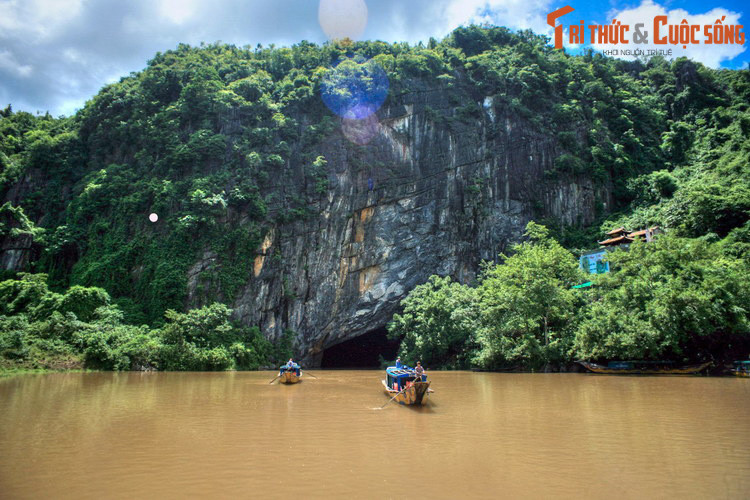 Đây là một chi lưu của sông Gianh và chảy hoàn toàn trên địa phận tỉnh Quảng Bình. Một phần thượng nguồn của sông Son dài gần 8 km, chảy ngầm trong các núi đá vôi ở Vườn quốc gia Phong Nha - Kẻ Bàng và chảy ra từ cửa động Phong Nha.