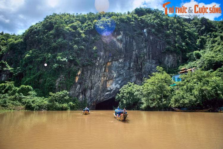 Đây là một chi lưu của sông Gianh và chảy hoàn toàn trên địa phận tỉnh Quảng Bình. Một phần thượng nguồn của sông Son dài gần 8 km, chảy ngầm trong các núi đá vôi ở Vườn quốc gia Phong Nha - Kẻ Bàng và chảy ra từ cửa động Phong Nha.