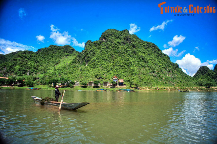 Khi ngược dòng sông Son để đến cửa động Phong Nha, một bức tranh phong cảnh tuyệt đẹp dần dần hiện ra hai bên bờ sông, như khúc dạo đầu tuyệt vời dành cho những vị khách phương xa trước khi thâm nhập vào thế giới huyền ảo ẩn trong lòng núi đá...