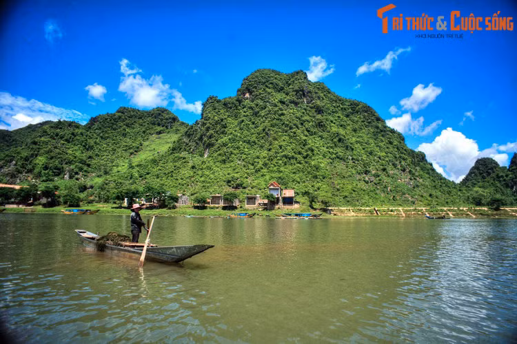 Khi ngược dòng sông Son để đến cửa động Phong Nha, một bức tranh phong cảnh tuyệt đẹp dần dần hiện ra hai bên bờ sông, như khúc dạo đầu tuyệt vời dành cho những vị khách phương xa trước khi thâm nhập vào thế giới huyền ảo ẩn trong lòng núi đá...