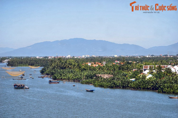 2. Nằm ở tỉnh Quảng Nam, sông Thu Bồn bắt nguồn từ đỉnh núi Ngọc Linh, chảy qua các huyện Quế Sơn, Đại Lộc, Duy Xuyên và thành phố Hội An trước khi đổ ra biển qua cửa Đại. Đây là dòng sông làm nên diện mạo của phố cổ Hội An, nơi được công nhận là Di sản thế giới năm 1999.