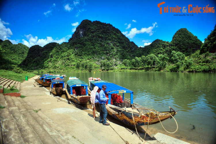 Từ một dòng sông ít được người đời biết đến, sông Son đã đón tiếp du khách khắp mọi nơi từ khi Phong Nha - Kẻ Bàng được công nhận là Di sản thế giới. Bến thuyền sông Son là điểm khởi đầu của hành trình khám phá động Phong Nha, một trong những hang động đẹp nhất ở Di sản này.