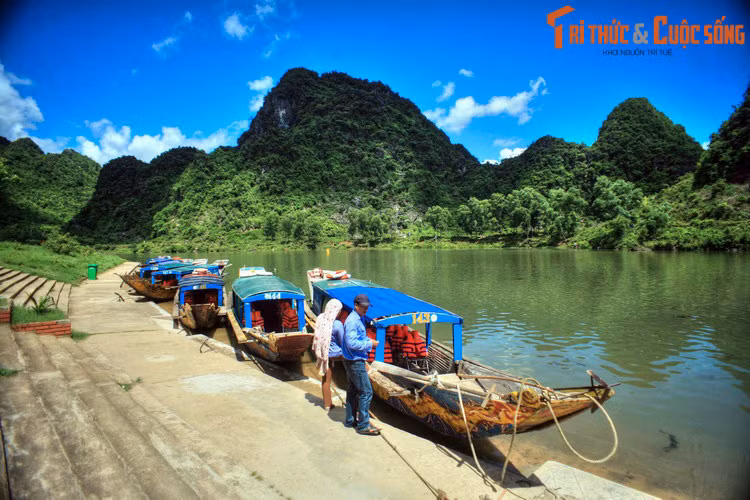 Từ một dòng sông ít được người đời biết đến, sông Son đã đón tiếp du khách khắp mọi nơi từ khi Phong Nha - Kẻ Bàng được công nhận là Di sản thế giới. Bến thuyền sông Son là điểm khởi đầu của hành trình khám phá động Phong Nha, một trong những hang động đẹp nhất ở Di sản này.