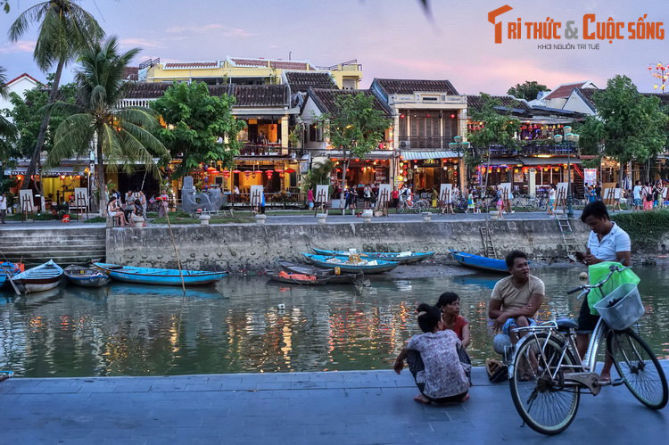 Khi phố cổ Hội An được cả thế giới biết đến, sông Thu Bồn cũng khoác lên mình một dáng vẻ mới. Đó là những ánh đèn đêm rực rỡ hai bên bờ sông, sắc màu huyền ảo của hoa đăng được thả trôi theo dòng nước, hay các chuyến đó chở du khách khắp năm châu khám phá vẻ đẹp Hội An...