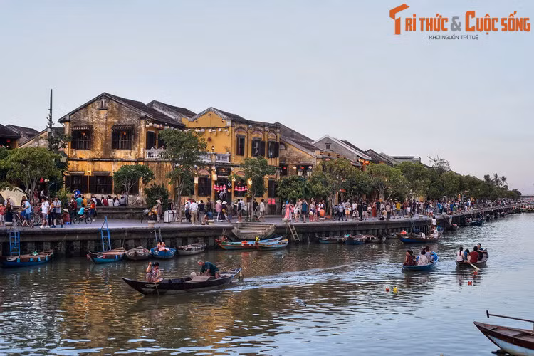 Với vẻ đẹp nên thơ, hồn hậu, sông Thu Bồn đã trở thành một dấu ấn văn hóa đi vào tiềm thức người dân với phố cổ Hội An qua biết bao thế hệ. Dấu ấn đó là hình ảnh những nếp nhà cổ kính soi bóng xuống dòng nước hiền hòa, cảnh ngư dân sớm hôm mưu sinh trên sóng nước.