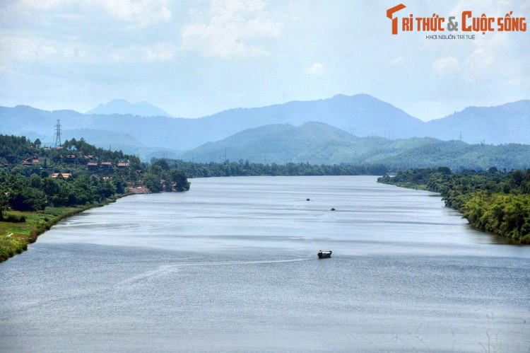 1. Chảy qua khu vực trung tâm của thành phố Huế, sông Hương là danh thắng mang tính biểu tượng của Cố đô Huế xưa. Đây cũng là dòng sông đem lại giá trị cảnh quan đặc biệt của quần thể di tích Cố đô Huế, Di sản thế giới đầu tiên của Việt Nam.