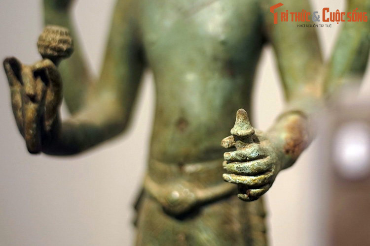 Ngài còn từ bi hóa thân thành những loài phi nhân như Rồng, Dạ xoa, Khẩn na la... để hộ trì và cứu khổ tùy theo tiếng sự khẩn cầu của từng loài. Vì thế, ngài mang danh hiệu Bồ tát Quan Thế Âm, có nghĩa là: Quán sát tiếng kêu than cầu cứu của mọi chúng sanh để tìm đến cứu giúp.