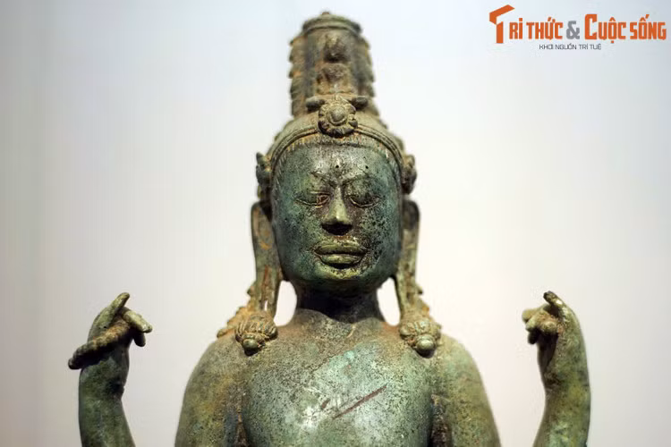 Khuôn mặt tượng đầy đặn, đôi mắt mở, tóc búi cao có miện chạm hình Phật A Di Đà ngồi – dấu hiệu nhận biết đặc trưng của các bức tượng Bồ Tát Quán Thế Âm.