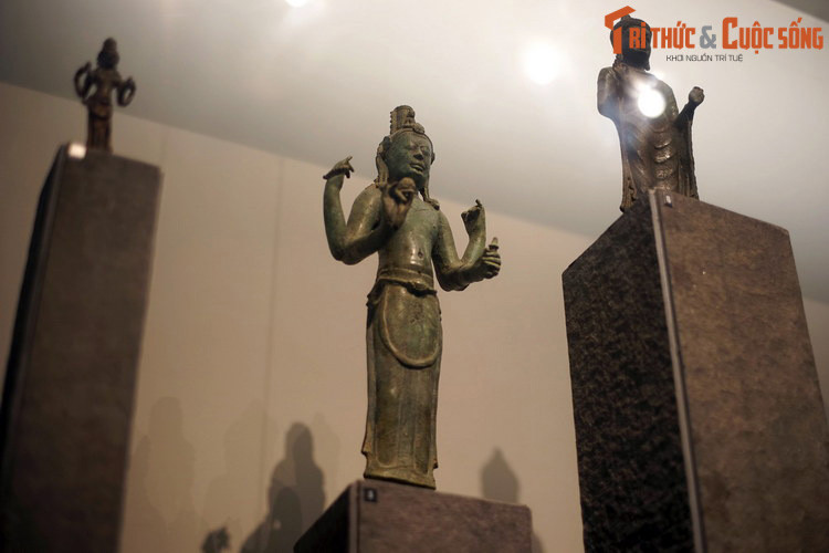 Được phát hiện tại thị xã Hoài Nhơn, tỉnh Bình Định, tượng có chiều cao 64 cm, chiều ngang 25 cm, trọng lượng 40 kg, niên đại vào khoảng thế kỷ 8-9.