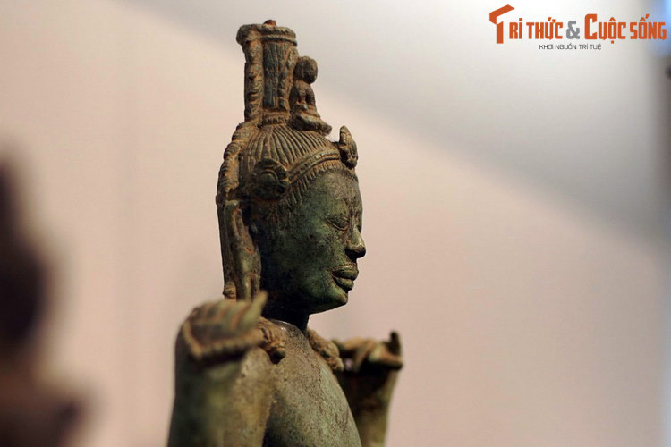 Theo kinh điển Phật Giáo, Avalokitesvara hay Bồ Tát Quán Thế Âm có vô số ứng thân hiện diện khắp nơi. Nếu nơi nào có người mong Phật ra đời thì ngài hóa ra Phật để thuyết pháp. Nơi nào mong có Bồ tát thì ngài thể hiện thân Bồ tát.