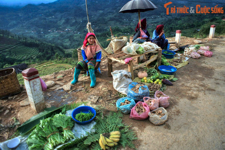 Liên quan đến yếu tố "ngựa" trong địa danh Sin Ma Cai / Si Ma Cai, có một truyền thuyết kể rằng vùng đất này từng xuất hiện một con ngựa lạ có sắc vằn xanh đỏ óng ánh. Ảnh: Quầy nông sản của đồng bào dân tộc trên đường tỉnh 153, Si Ma Cai.