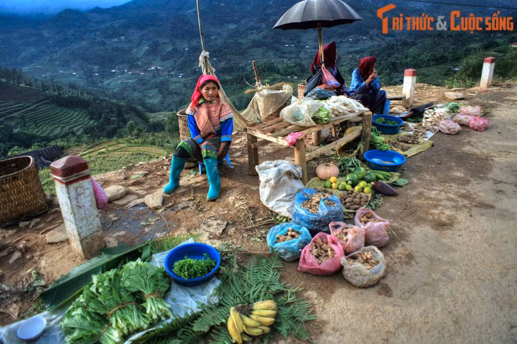 Liên quan đến yếu tố "ngựa" trong địa danh Sin Ma Cai / Si Ma Cai, có một truyền thuyết kể rằng vùng đất này từng xuất hiện một con ngựa lạ có sắc vằn xanh đỏ óng ánh. Ảnh: Quầy nông sản của đồng bào dân tộc trên đường tỉnh 153, Si Ma Cai.