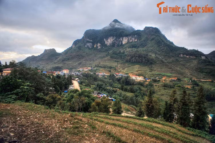 Cái tên này xuất phát từ việc thời xưa người H'Mông là sắc dân định cư chủ yếu ở nơi đây. Họ có một khu chợ ngựa, mỗi khi họp phiên người mua kẻ bán nhộn nhịp như một "phố ngựa". Ảnh: Cảnh quan khu vực thị trấn Si Ma Cai.