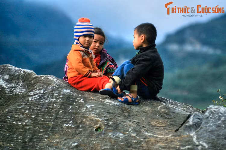 Con ngựa ấy vốn là Rồng của nhà trời đi kinh lý, thấy cảnh bồng lai đã dừng nghỉ ở đây trong lốt con ngựa... Ảnh: Trẻ em dân tộc thiểu số ở Si Ma Cai.