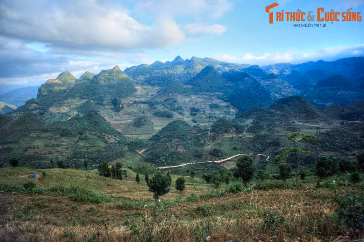 Là một địa danh du lịch nổi tiếng của tỉnh Lào Cai, huyện miền núi biên giới Si Ma Cai mang một cái tên "lạ" khiến nhiều du khách phương xa không khỏi tò mò. Vậy tên gọi Si Ma Cai có ý nghĩa gì? Ảnh: Phong cảnh Si Ma Cai.